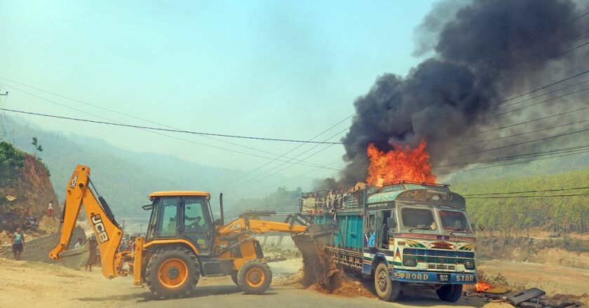 केमिकल बोकेको ट्रकमा आगलागी
