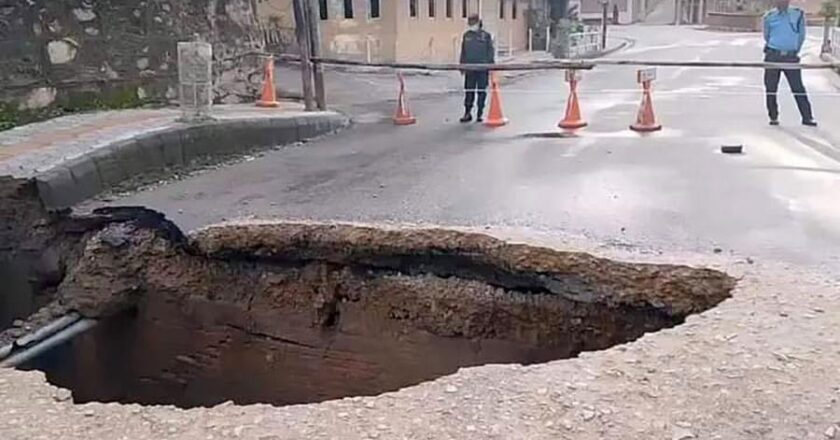 काठमाडौं महानगरपालिका कार्यालय नजिकैको सडक भासियो