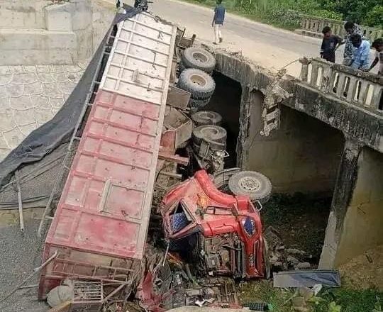 सप्तरीमा ट्रक दुर्घटना हुँदा चालकको मृत्यु भएको छ।