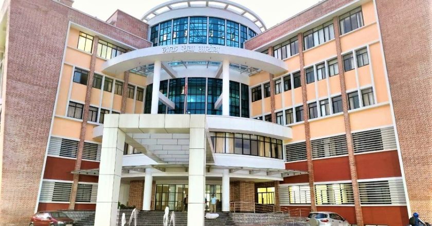 दलीय ट्रेड युनियनको विपक्षमा लोक सेवा, राजनीतिमा लागे जागीर जाने