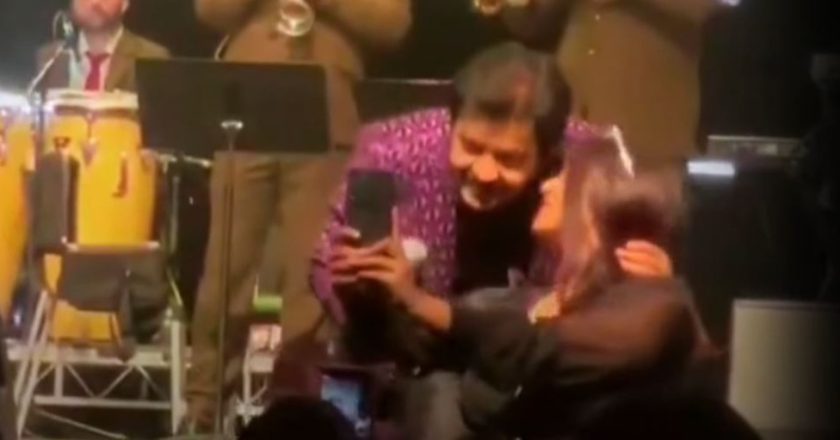 उदित नारायणको चुम्बन