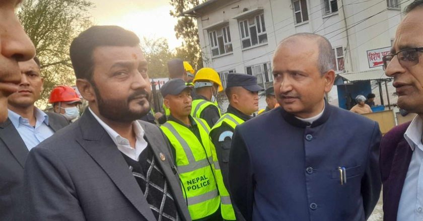 विद्युत् प्राधिकरणको गल्तीले बबरमहलमा खानेपानीको पाइप फुट्यो : खानेपानी मन्त्री